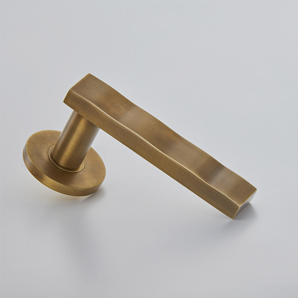 WAVE LEVER HANDLE ON COVERED ROSE