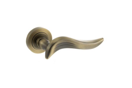 Old English Oxford Lever Door Handle on Round Rose - Matt Antique Brass - Default
