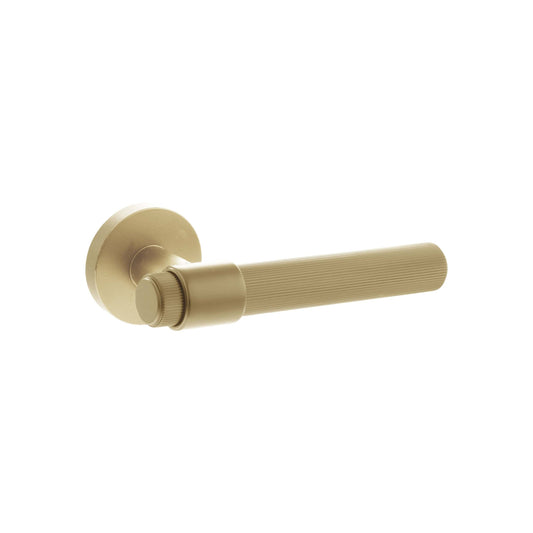 Senza Pari Fasana Linear Knurled Lever Door Handle on Minimal Round Rose - Satin Brass