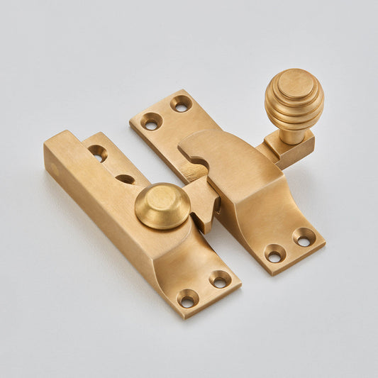 SASH FASTENER WITH REEDED KNOB