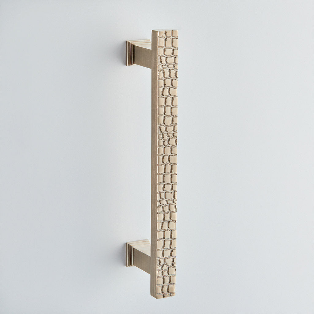 Croc Pull Handle